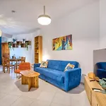 Charming 2-bedroom With Balconies Mgaj1-1 דירה