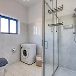 Charming 2-bedroom With Balconies Mgaj1-1 דירה