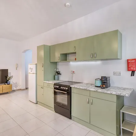 Charming 2-bedroom With Balconies Mgaj1-1 דירה